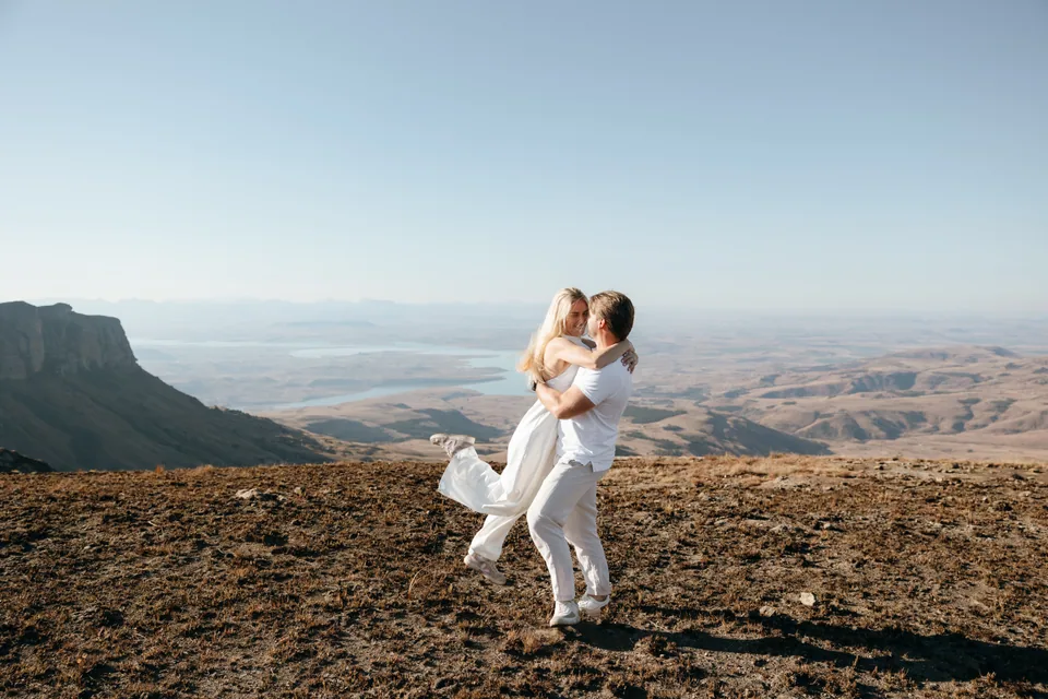 A lift and a kiss, the valley far below